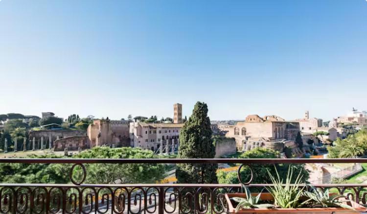 Spacious Penthouse With Stunning Views Of Historic Landmarks Appartement *
